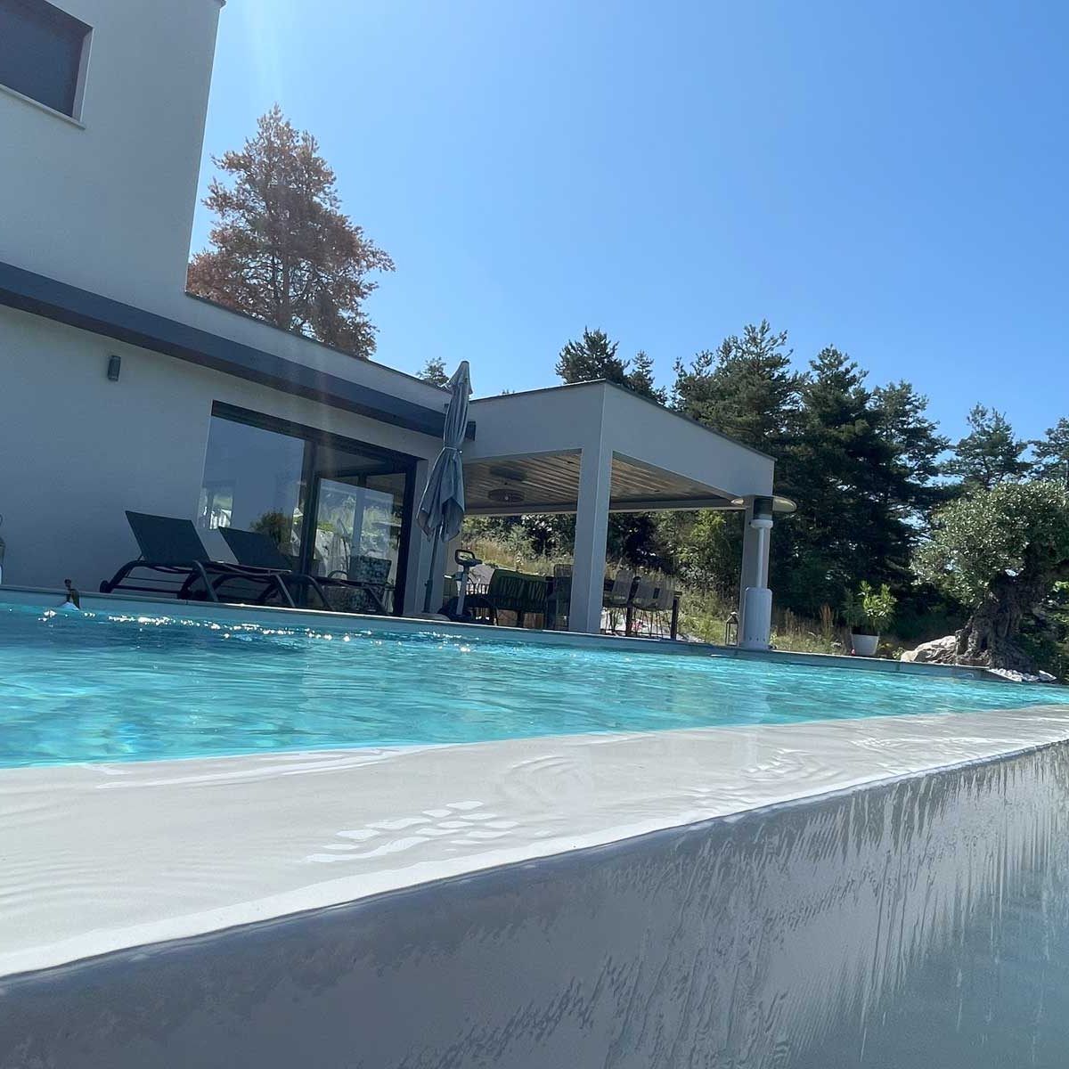 Piscine béton à débordemetn base en basset