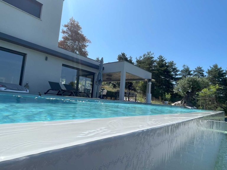 Piscine béton à débordemetn base en basset